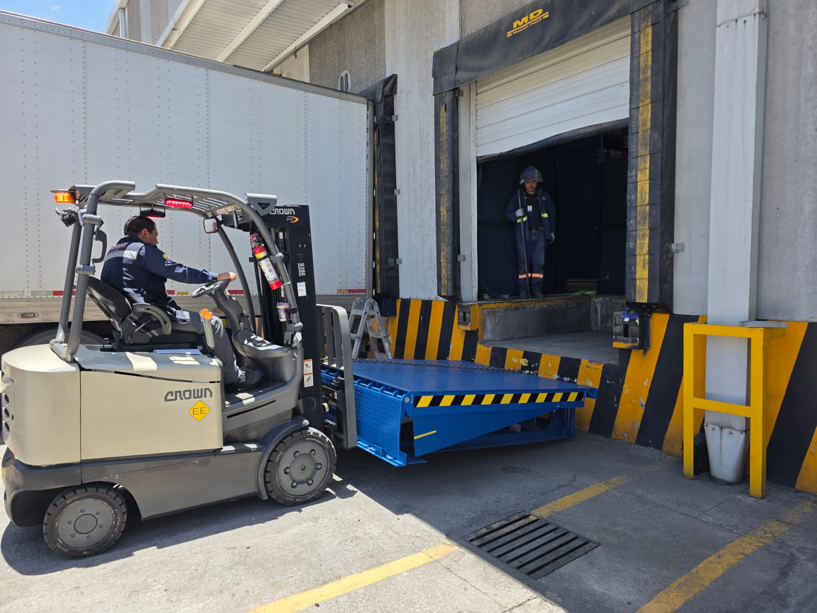 Instalación de rampa niveladora industrial