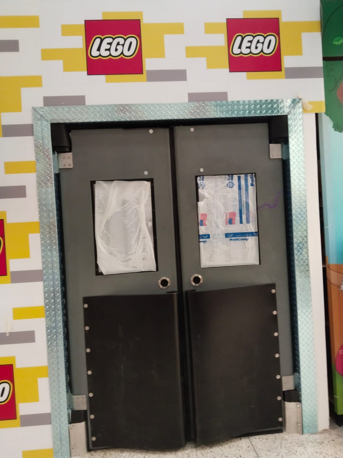 Puerta de impacto industrial